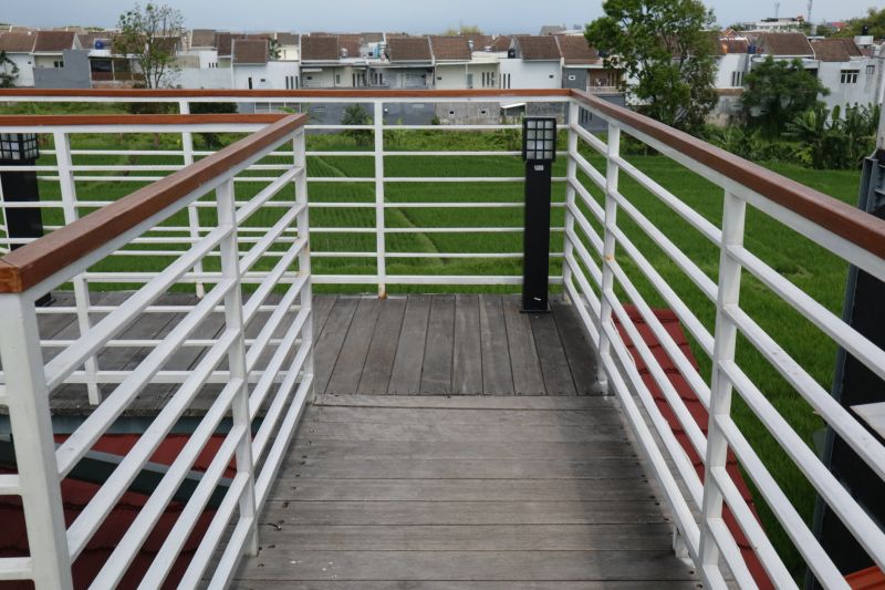 Decorative Railing Features